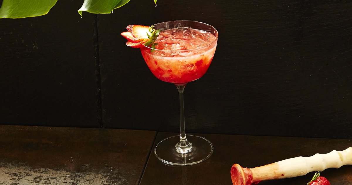 How to Make a Strawberry Daiquiri Without a Blender Supercall