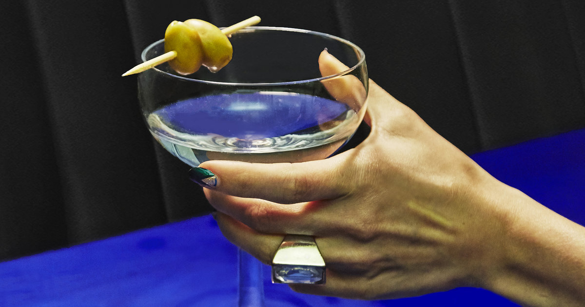 dirty-martini-ingredients-how-to-make-a-martini-extra-dirty-supercall